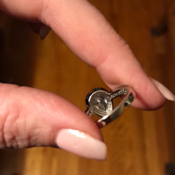 Ladies Fashion Jewelry - Picture 7 of 8